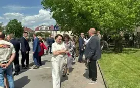 Nauczyciele, mieszkańcy Staszowa, zaproszeni goście po zakończeniu uroczystości 234 rocznicy uchwalenia konstytucji 3 maja