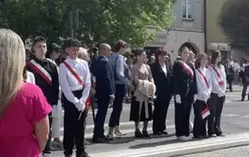 Młodzież z Panią wicedyrektor mgr Anną Walas składają kwiaty przed pomnikiem Tadeusza Kościuszki