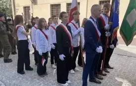 Młodzież reprezentująca szkołę w pocztach sztandarowych przed wejściem do kościoła pw. św. Ducha