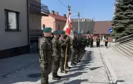 Poczet sztandarowy z Ośrodka Szkolenia Poligonowego Wojsk Lądowych Dęba