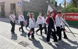 Młodzież z PSP nr 2 w Staszowie reprezentująca szkołę w pocztach sztandarowych podczas obchod&oacute;w 234 rocznicy konstytucji 3 maja w roku jubileuszowych 500-lecia nadania praw miejskich Staszowa