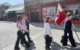 Uczniowie PSP nr 2 w Staszowie podczas przemarszu z parku im. Adama Bienia do kościoła pw św. Ducha w Staszowie