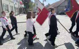Młodzież w kolumnie poczt&oacute;w sztandarowych