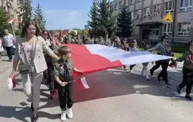 Harcerze niosący flagę