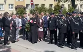 Przedstawiciele władz samorządowych, duchowni, mieszkańcy Staszowa podczas obchod&oacute;w 234 rocznicy konstytucji 3 maja w roku jubileuszowych 500-lecia nadania praw miejskich Staszowa
