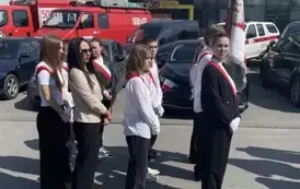 Poczty sztandarowe z opiekunem przygotowują się do przemarszu