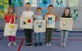 Uczniowie z ekotorbami