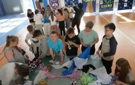 Uczniowie ozdabiają eko-magnesy