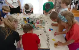Dziewczynki malują eko-torby