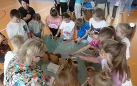 Chłopcy ugniatają ziemię i glinę
