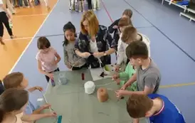 Chłopcy zaplatają opaski