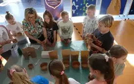 Dzieci robią bomby nasienne
