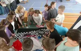 Uczniowie wykonują eko-medaliony