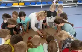 Dzieci robią eko-breloki
