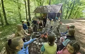 Pieczenie kiełbasek przez uczni&oacute;w klasy 2 b