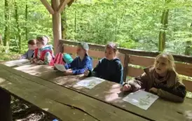 Uczniowie klasy 2 b rozwiązują zadania przyrodnicze