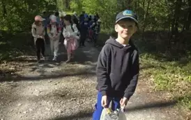 Bartek podczas sprzątania lasu