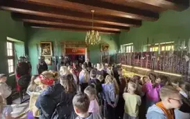 Uczniowie klas 2 b i 3 a zwiedzają Dw&oacute;r Starost&oacute;w Chęcińskich