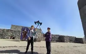 Adaś i Bartek na zamku w Chęcinach