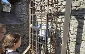 Adaś uwięziony w metalowej klatce