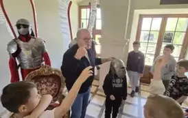 Uczniowie klasy 2 b i 3 a słuchają opowieści przewodnika
