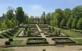 Ogrody przy Dworze Starost&oacute;w Chęcińskich