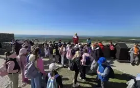 Uczniowie klas 2 b i 3 a słuchają opowieści o historii zamku w Chęcinach