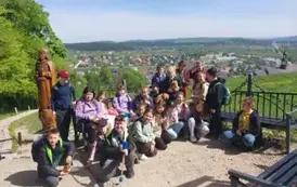 Uczniowie klasy 3 a w drodze na zamek w Chęcinach