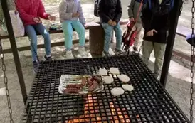 Pieczenie kiełbasek przy ognisku