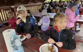 Jedzenie pieczonych kiełbasek