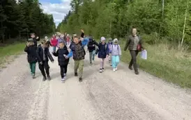 Spacer uczni&oacute;w klasy 1 a leśnymi dr&oacute;żkami