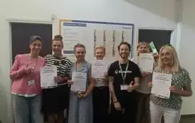 Uczestniczki &bdquo;General English Intensive&rdquo; z koordynatorami kursu