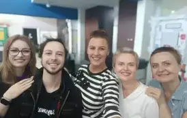 Uczestniczki &bdquo;General English Intensive&rdquo; z koordynatorami kursu