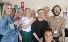Uczestniczki &bdquo;General English Intensive&rdquo; z prowadzącym szkolenie