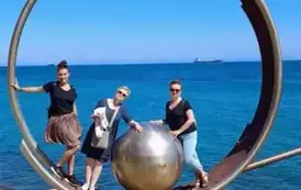 Abstrakcyjna rzeźba przy deptaku w Limassol