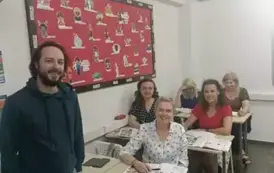 Uczestniczki &bdquo;General English Intensive&rdquo; z prowadzącym szkolenie
