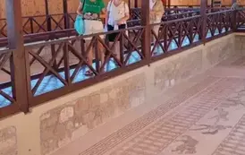 Podziwianie mozaik w kompleksie archeologicznym Nea Pafos