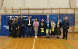 Uczniowie z nagrodami za zajęcie II miejsca w obecności opiekuna i organizator&oacute;w konkursu