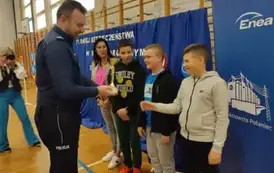 Uczniowie odbierają puchar