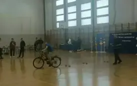 Uczeń pokonuje tor przeszk&oacute;d