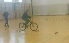 Uczeń pokonuje przeszkodę - żmijkę