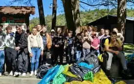 Klasy 7 a i 5 b podczas sprzątania lasu