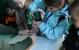 Dziewczynka buduje budkę lęgową