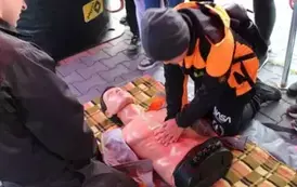 Chłopiec ćwiczy na manekinie