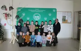 Uczniowie z wychowawczynią w ośrodku edukacyjnym