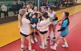 Lena odbiera gratulacje od drużyny