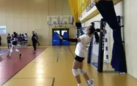 Tosia zagrywa