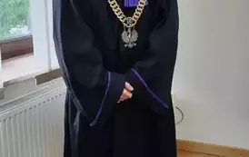 Uczeń w stroju sędziego