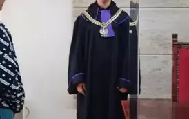 Uczeń w stroju sędziego