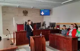 Sędzia Izabela Trojanowska opowiada uczniom i nauczycielom, jak wygląda praca sędziego od kulis